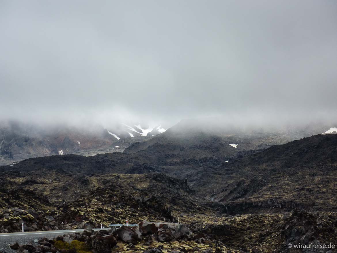 Düstere Stimmung im Tongariro Nationalpark, die Bergspitzen sind hinter einer dichten Nebelwand verschwunden, das Land sieht aus wie bei Herr der Ringe