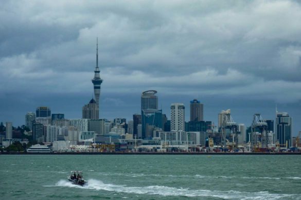 Die Skyline von Auckland, fotografiert während der Hafenrundfahrt. Neuseeland Nordinsel