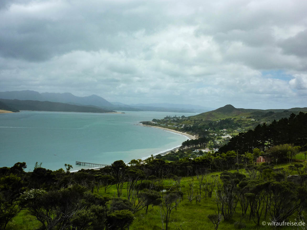 Ausblick auf den Naturhafen in Hokianga, grüne Auen um hellblaues Meer- Neuseeland Nordinsel