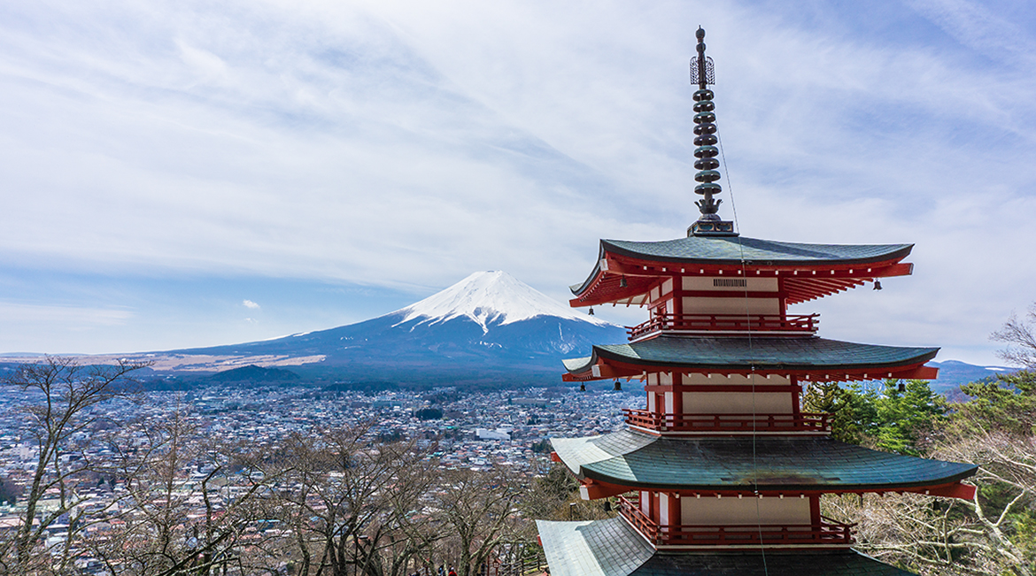 Japanischer Tempel und Blick auf den Fujiyama. Weitere Informationen bei der Blitzparade auf www.wiraufreise.de