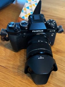 Systemkamera Fujifilm XT-3 mit Kit Objektiv 18-55 mm und Kameragurt